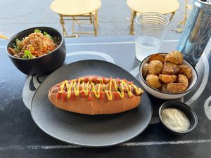 L’Orginal mit beiden Beilagen  at Not Dog in Nice