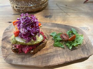 Bruschetta mit Rote-Bete-Hummus, Gurke, eingelegter Paprika, Rotkohl und Chiasamen.  at Green Kukunari in Crete
