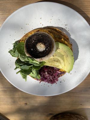 Omelett mit Hummus aus getrockneten Tomaten, Avocado, Champignon, Rucola und Rotkohl  at Green Kukunari in Crete