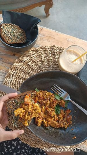 Tofu scramble with seeded bread at Green Kukunari in Crete