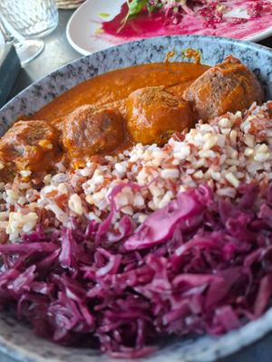 Lentil Balls with wild rice and curry sauce at Green Kukunari in Crete