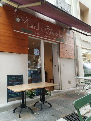Outside terrace on a little square with other restaurants at Menthe Chocolat in Toulon