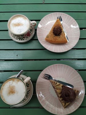 Tarte noisette et marbré chocolat avec cappuccino at Menthe Chocolat in Toulon
