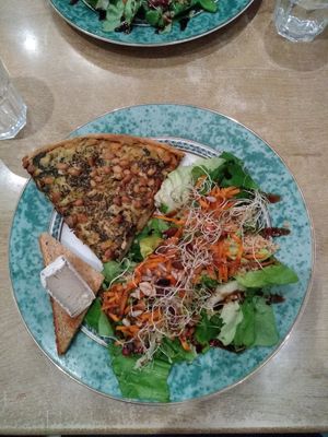 Tarte moutarde pignons poireaux, salade et camembert végétale at Menthe Chocolat in Toulon