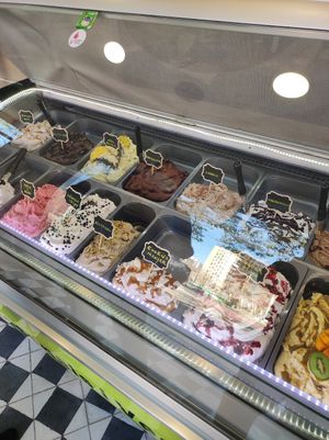 Distintos sabores de helado at La Gelateria del Barri in Santiago