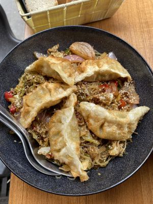 Dumplings sobre tallarín cantones   at Rincon de Alba in A Coruna