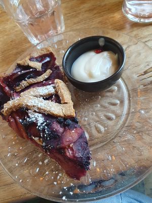 Apple Pie mit Heidelbeeren und Mandeljoghurt at JOE teecafe in Perchtoldsdorf