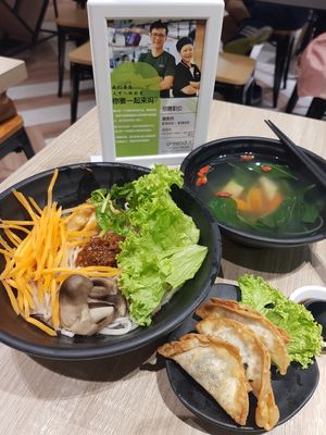 Taiwan spicy noodle and fried gyoza at Greendot 绿一点 - Bishan in Central Singapore