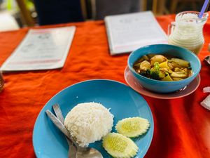 Rice and curry at P & T Hostel in Koh Samui