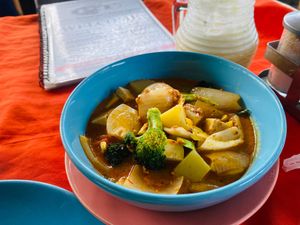 Vegan curry at P & T Hostel in Koh Samui