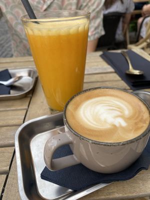 Orangensaft und Cappuccino mit Hafermilch  at Nana in Heidelberg