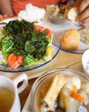 Buffet lunch of salad, bread, soup, and stir fried vegetables with tofu.  at Greens Vegetarian Dishes in Osaka