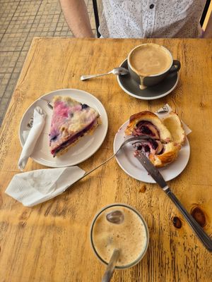 Kuchen sureño y danesa de arandano at Cafe Del Barrio in Santiago