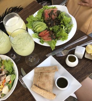 Empanada, ensalada y limonada  at Cafe Del Barrio in Santiago