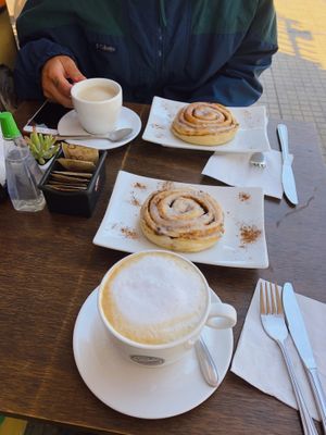 Latte con leche de coco y cinnamon rolls❤️ at Cafe Del Barrio in Santiago