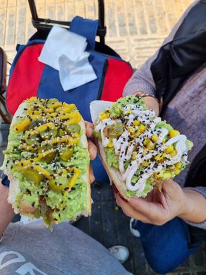 Ya nos habíamos comido la mitad, realmente buenos... recomendado 1000/10 at El Completo Feliz in Recoleta