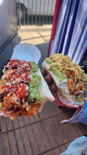 A la izquierda, completo N.5 y a la derecha completo chilote. at El Completo Feliz in Recoleta