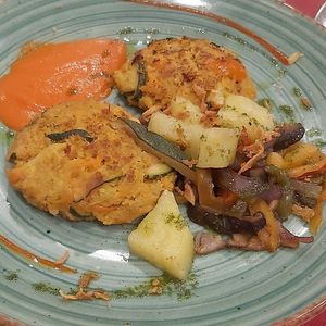 Burger de legumbres con verduras salteadas. at Teff Vegetariano in Elche