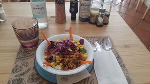 Clean salad, very fast service. The waitress is super fast serving. The cook is kind and proffessional. at Teff Vegetariano in Elche