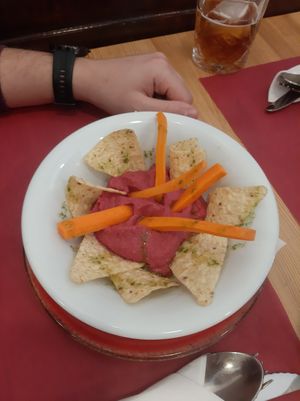 Hummus de remolacha at Teff Vegetariano in Elche