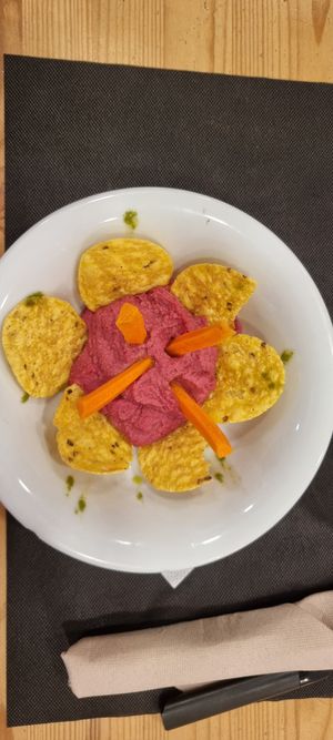 Beetroot hummus starter at Teff Vegetariano in Elche