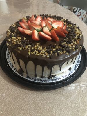 Pastel moka con chocolate, nueces, ganache y fresas at Santo Pecado Vegano in Mexico City