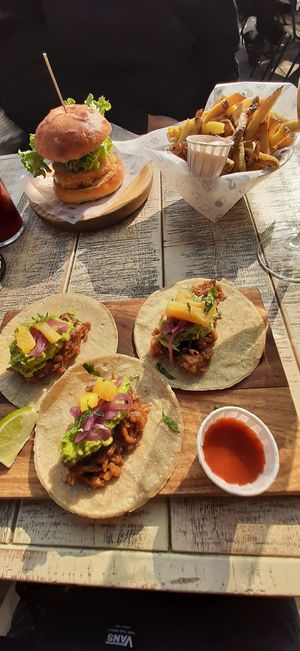 Vegane Tacos und veggie Burger at Surf House in Barcelona
