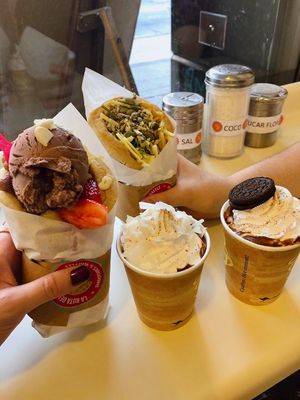 Waffles y chocolate caliente  at La Ruta Del Waffle in Santiago