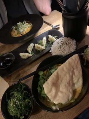 Gelbes Thai-Curry mit added Fried Tofu (+5,90€) und Wakame, Gyoza.  at the good hood in Bielefeld