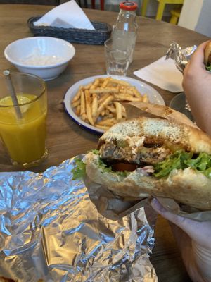 Linda, lemoniada mango i frytki 💛 at Umamitu by Papuvege in Lodz