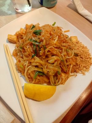 Pad thai vegan at Dao Thai in Chicago