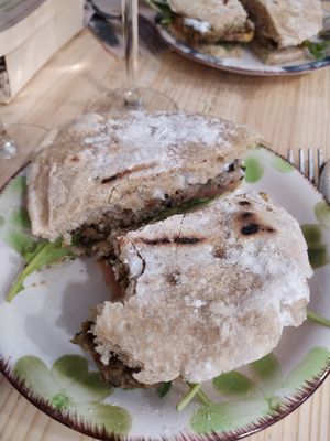 Riquísimas las hamburguesas at Moniamour in Cuenca