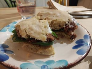 Burger de quinoa y judía roja con veganesa at Moniamour in Cuenca