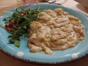 Gratin de patata y puerro con proteína de gisante, con "parmesano" de anacardo at Moniamour in Cuenca