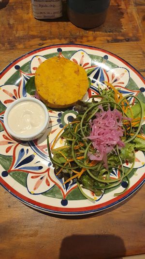 Hamburguer vegano de garbanzo con ensalada. Exquisito at Casa Graviola in Brasilia