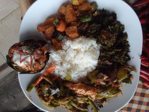 I'd seen the circular leaf-wrapped dish on the left in Chiang Mai before but never elsewhere at Maesai Health in Mae Sai