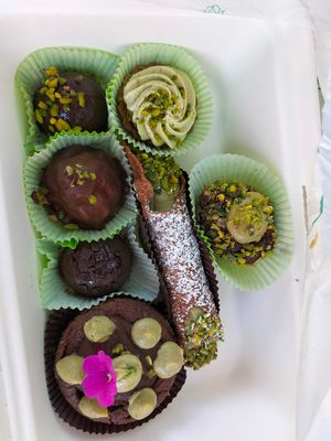 Pasticcini vegani misti, quasi totalmente al pistacchio at Leccornie in Milan