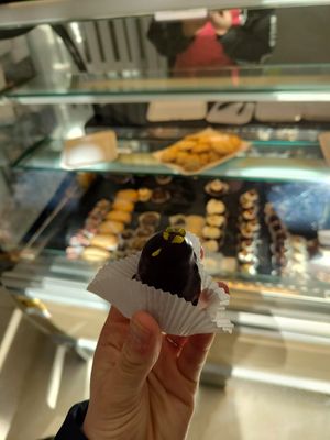 Chocolate filled with pistachio cream at Leccornie in Milan
