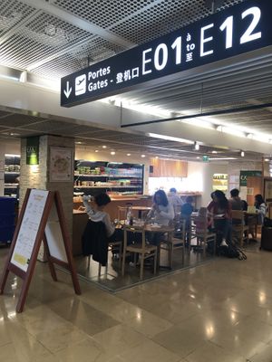 Exterior airside and seating
 at ORY - EXKi - T4 in Orly