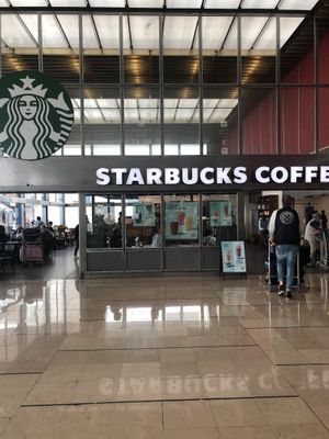 Exterior of the café at ORY - Starbucks - T4 in Orly