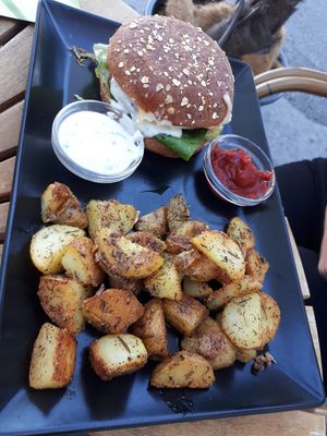 Burger with baked potatoes at Santas Oase in Solothurn