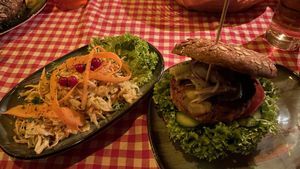 Vemburger + coleslaw  at Hellmuts in Dresden