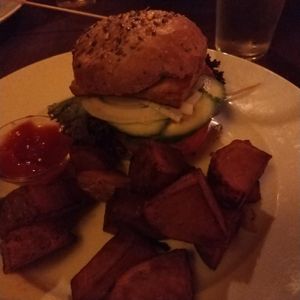 Tofuburger mit Kartoffelecken at Hellmuts in Dresden
