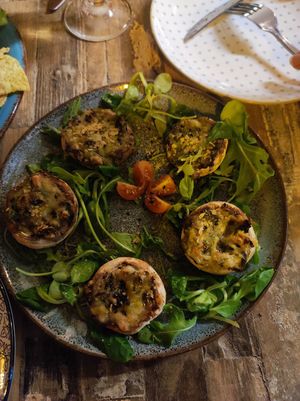 Champiñones veganos rellenos at Yerbamate in Conil De La Frontera