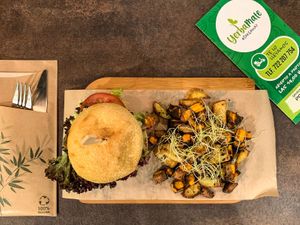 Veggie burguer con pan ecológico de masa madre at Yerbamate in Conil De La Frontera