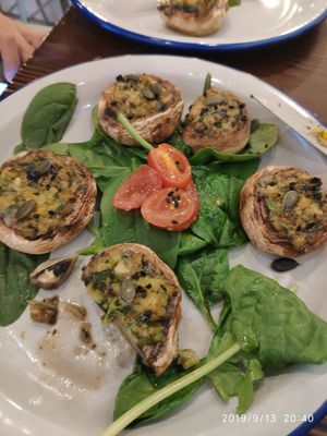 Champiñones con queso vegano,puerro, brócoli y espinaca at Yerbamate in Conil De La Frontera