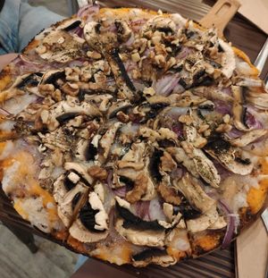 Vegan pizza at Yerbamate in Conil De La Frontera