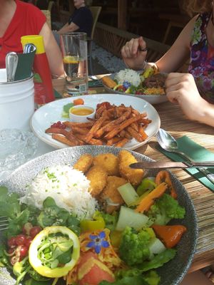 Buddhabowl, in Hintergrund Süßkartoffelpommes  at Bachwirt in Knittelfeld