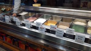 Green X symbol means vegan at Eisdiele Riviera in Munich