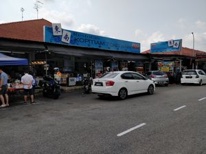 Stall is located inside this coffee shop at Tong Nam 东南 in Johor Bahru